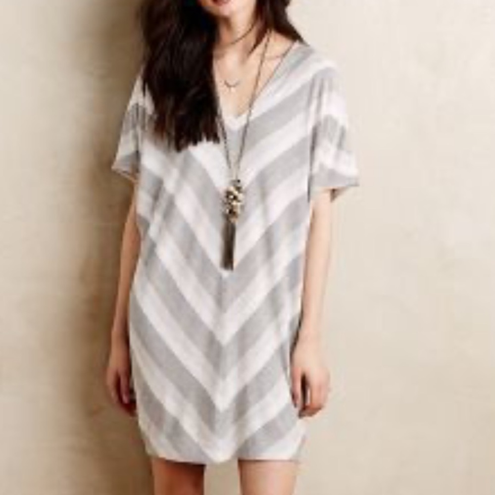 Anthropologie Bella Luxx Los Angeles Gray‎ Cream Chevron V-Neck Top. Large. NWT.